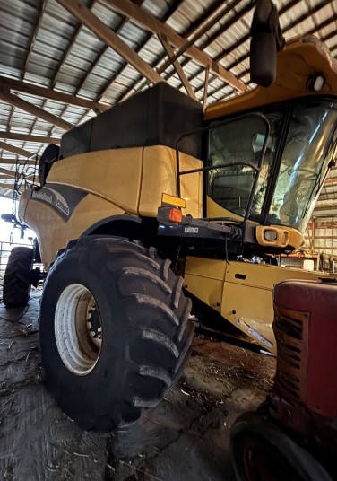 2003 New Holland CR960 Combine - Image 7