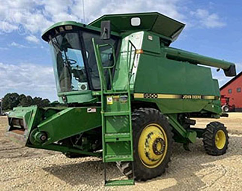 1989 John Deere 9500 Combine - Image 2