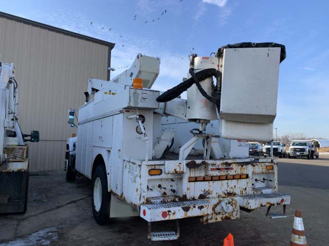 2000 GMC C7500 Boom Truck - Image 2