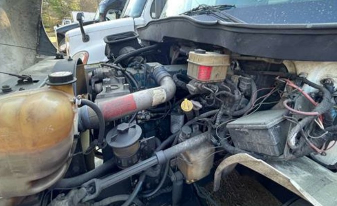 2003 International 4300 Box Truck - Image 13