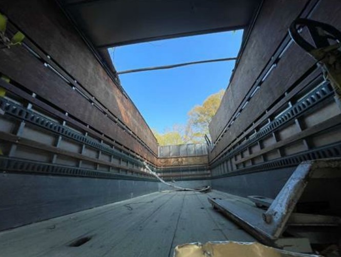 2003 International 4300 Box Truck - Image 19