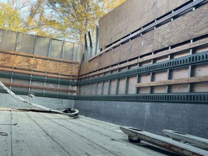 2003 International 4300 Box Truck - Image 20