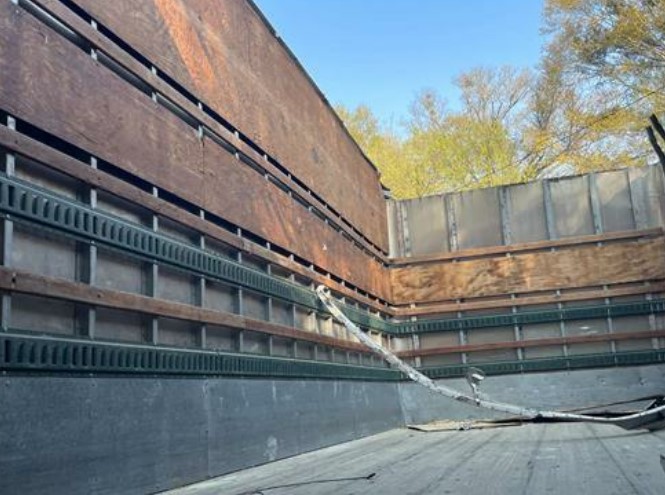 2003 International 4300 Box Truck - Image 21