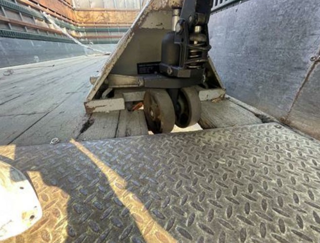 2003 International 4300 Box Truck - Image 22