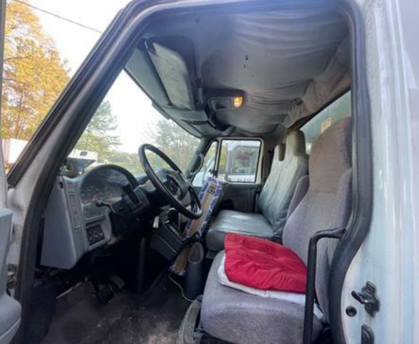 2003 International 4300 Box Truck - Image 8