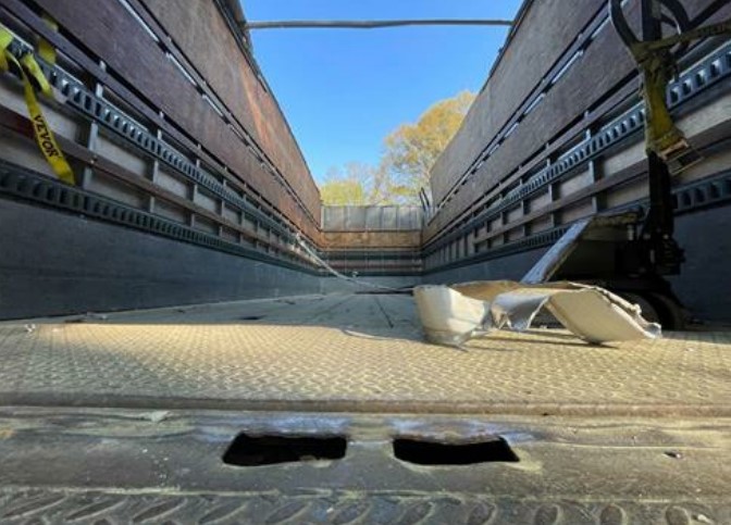 2003 International 4300 Box Truck - Image 9