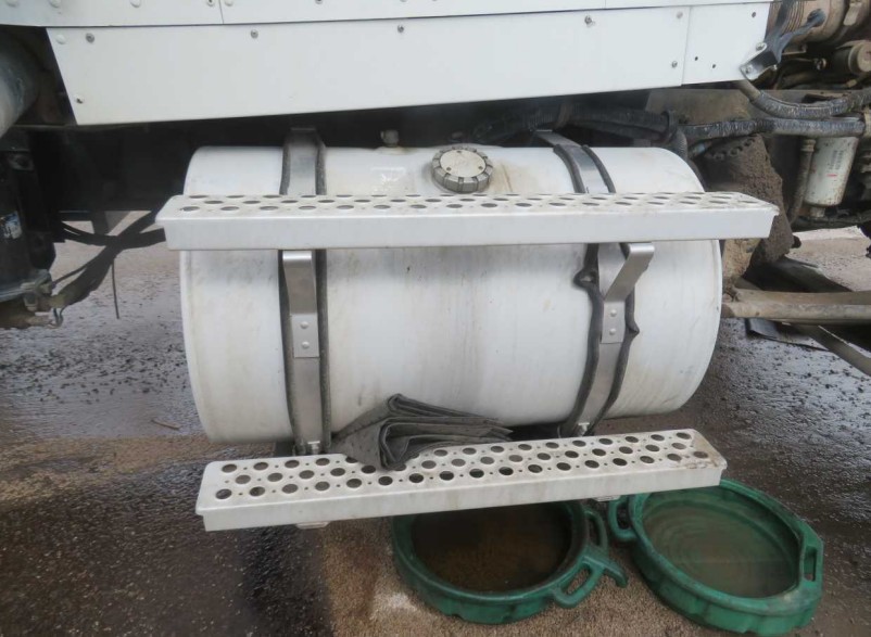 2004 Kenworth W900 - Image 19