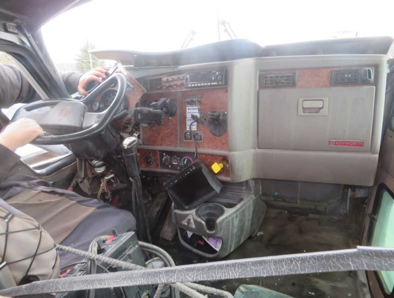 2004 Kenworth W900 - Image 20