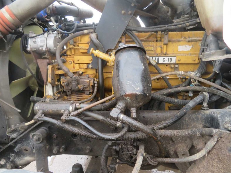 2004 Kenworth W900 - Image 2