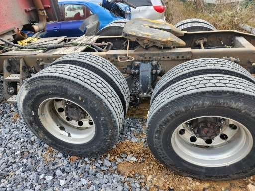 2005 Freightliner CST120 - Image 14