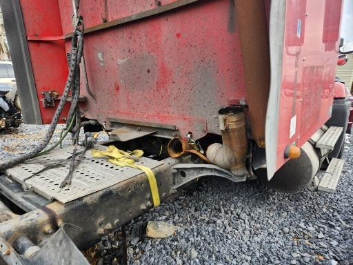 2005 Freightliner CST120 - Image 19