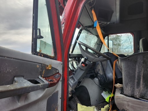 2005 Freightliner CST120 - Image 29