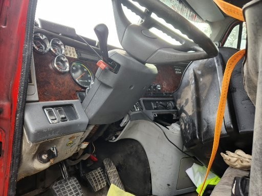 2005 Freightliner CST120 - Image 30