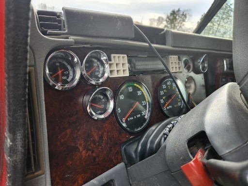 2005 Freightliner CST120 - Image 31