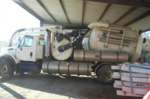 2007 International 7400 Vacuum Truck - Image 2