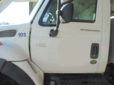 2007 International 7400 Vacuum Truck - Image 8