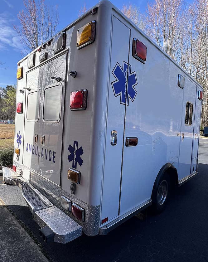 2011 Ford E-350 Ambulance - Image 3