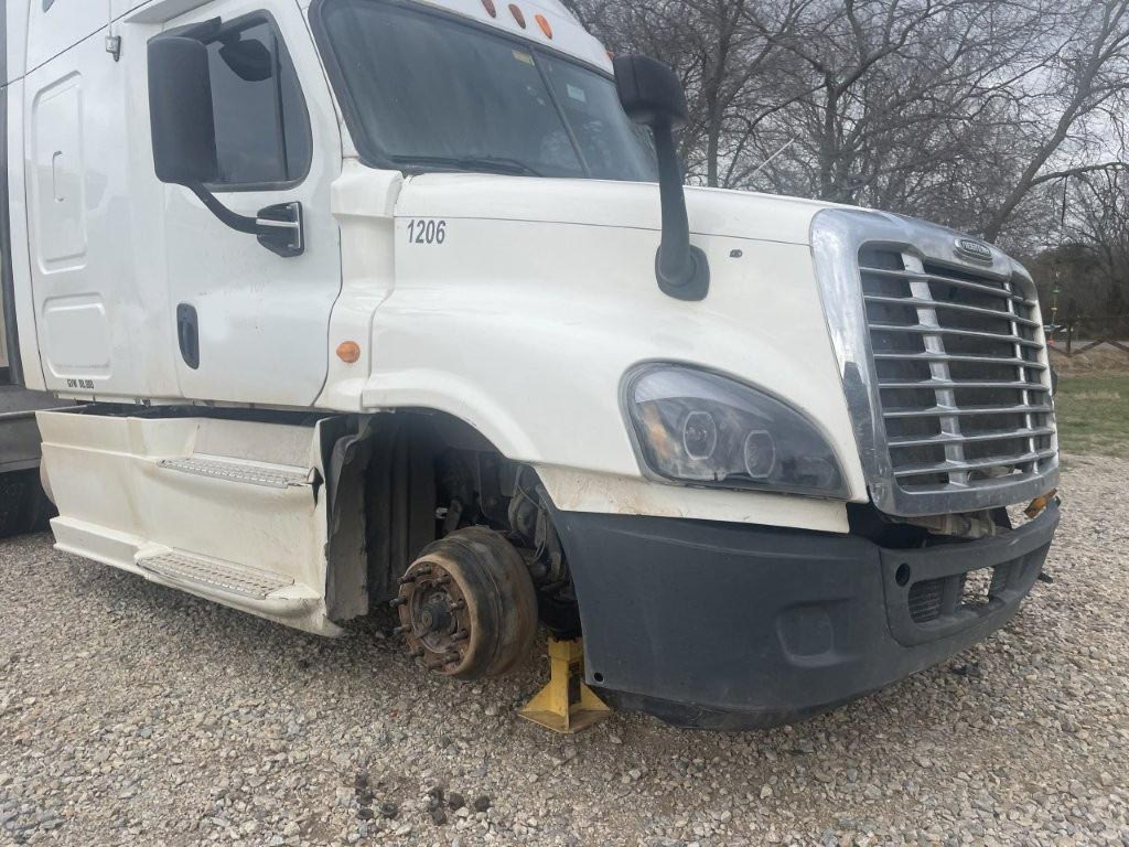 2013 Freightliner Cascadia - Image 2