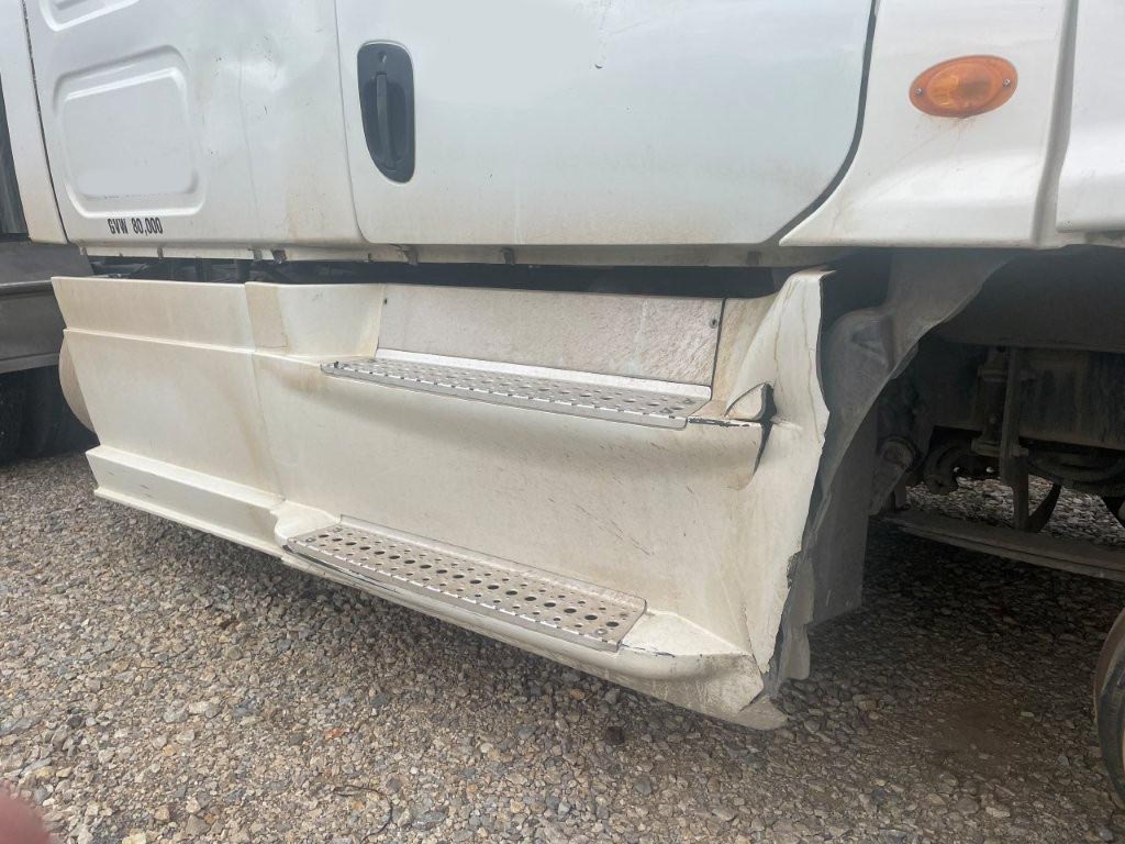 2013 Freightliner Cascadia - Image 3