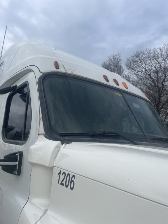 2013 Freightliner Cascadia - Image 7