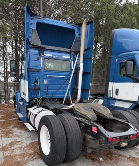 2015 Volvo VNL (213) - Image 2