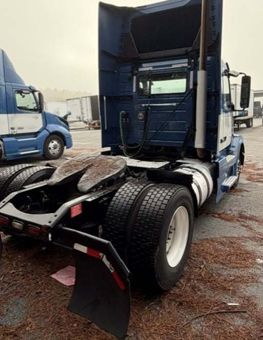 2015 Volvo VNL (168) - Image 2