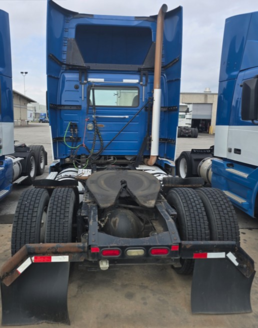 2015 Volvo VNL (897) - Image 2