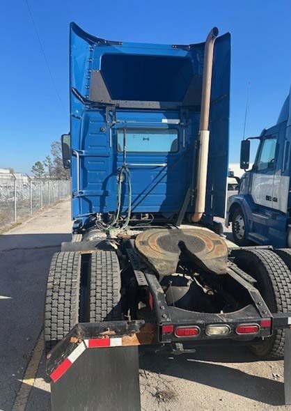 2015 Volvo VNL - Image 2