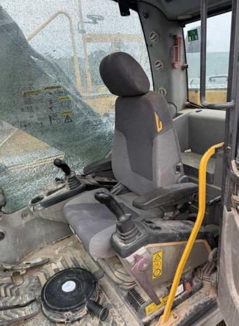 2015 Volvo EC220EL Excavator - Image 14