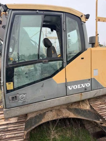2015 Volvo EC220EL Excavator - Image 2
