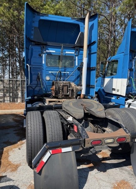 2017 VOLVO VNL - Image 2