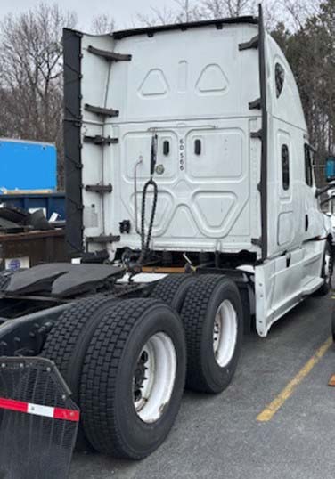 2019 Freightliner Cascadia - Image 2