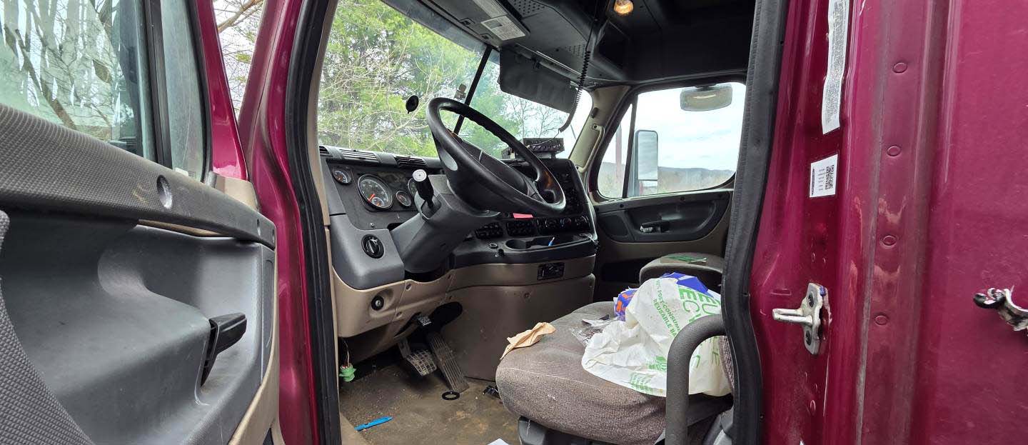 2020 Freightliner Cascadia - Image 12