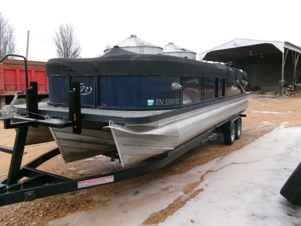 2021 Manitou 25′ Tri-Toon Boat