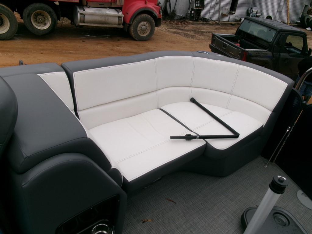 2021 Manitou 25′ Tri-Toon Boat - Image 8
