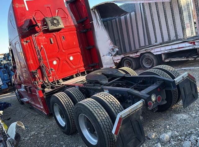 2022 Freightliner Cascadia - Image 2