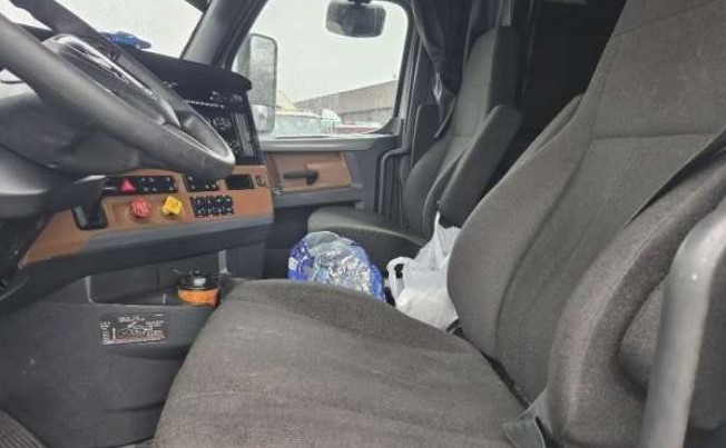 2022 Freightliner Cascadia 126 - Image 11