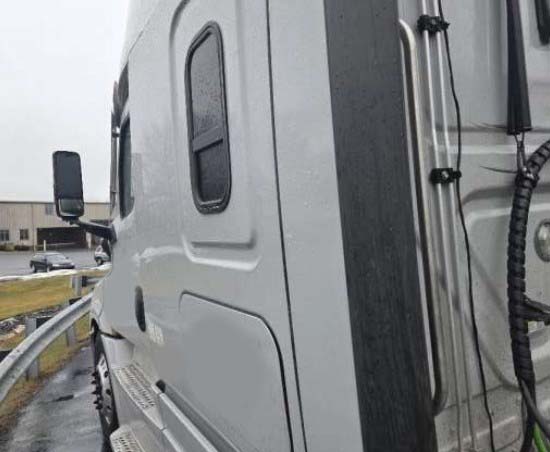 2022 Freightliner Cascadia 126 - Image 6