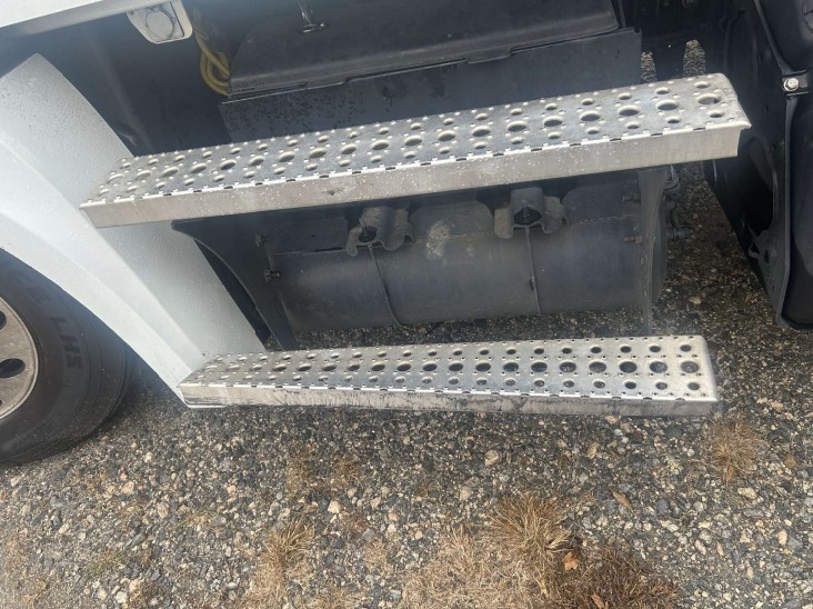 2024 Freightliner Cascadia - Image 12