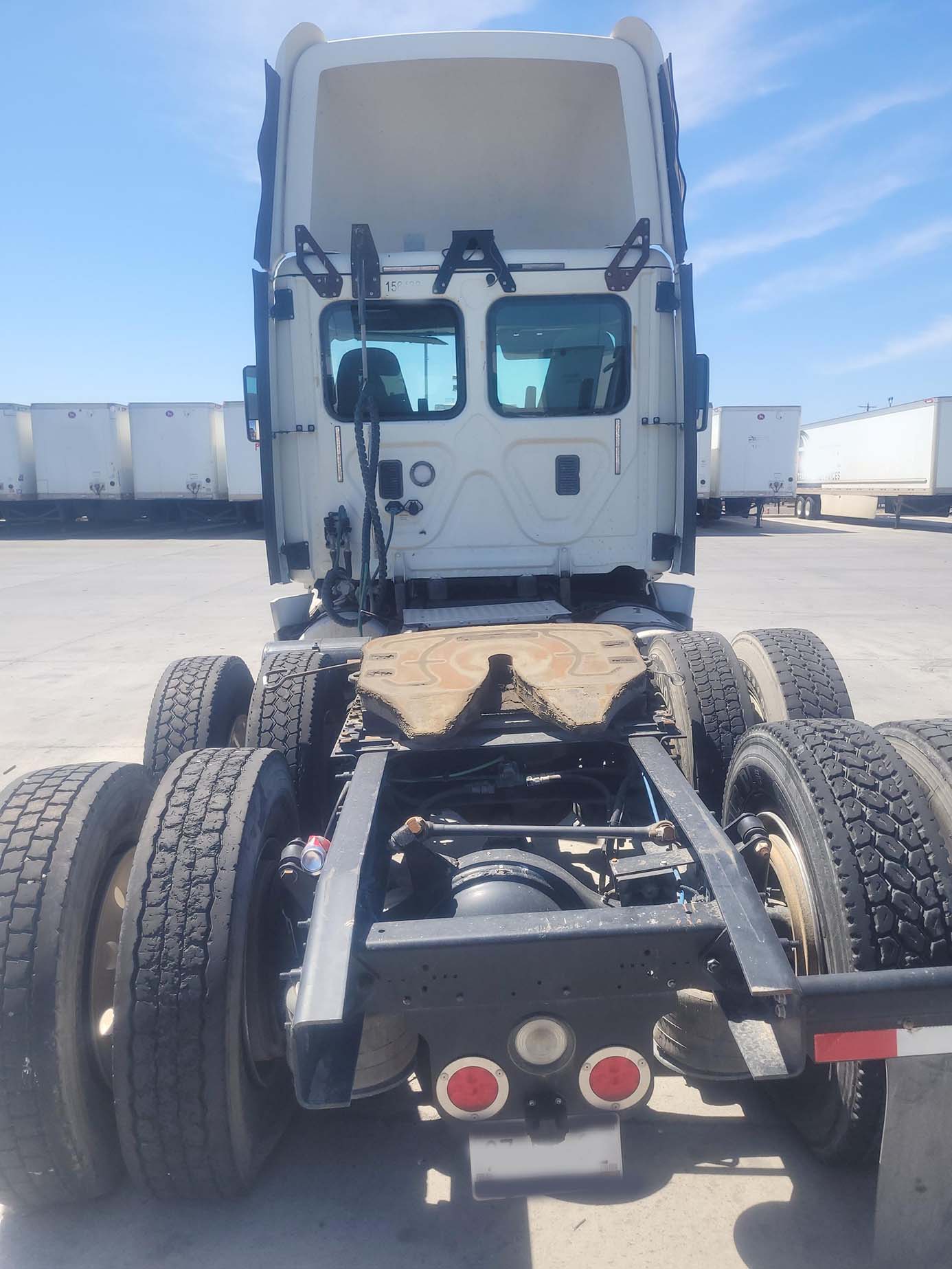 2017 Freightliner Cascadia (212) - Image 4