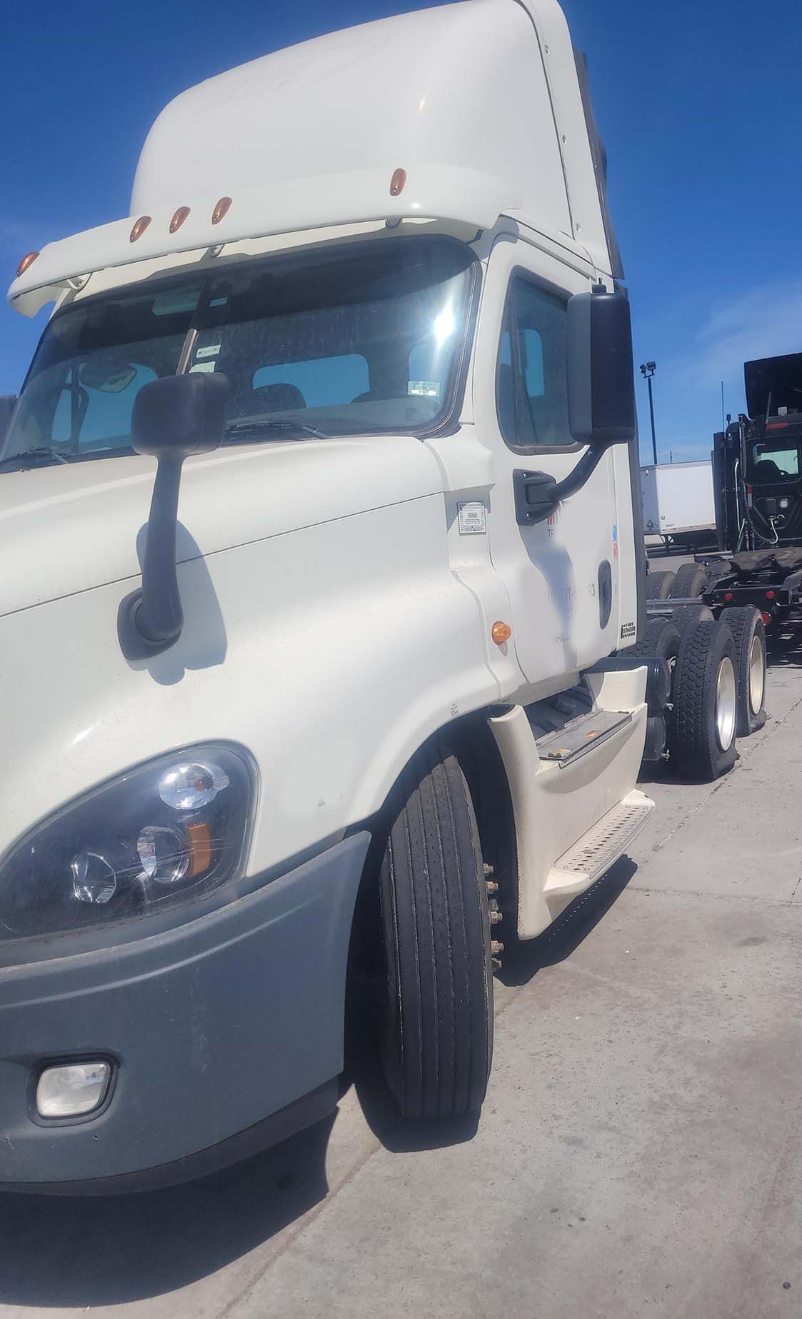 2017 Freightliner Cascadia (212) - Image 5