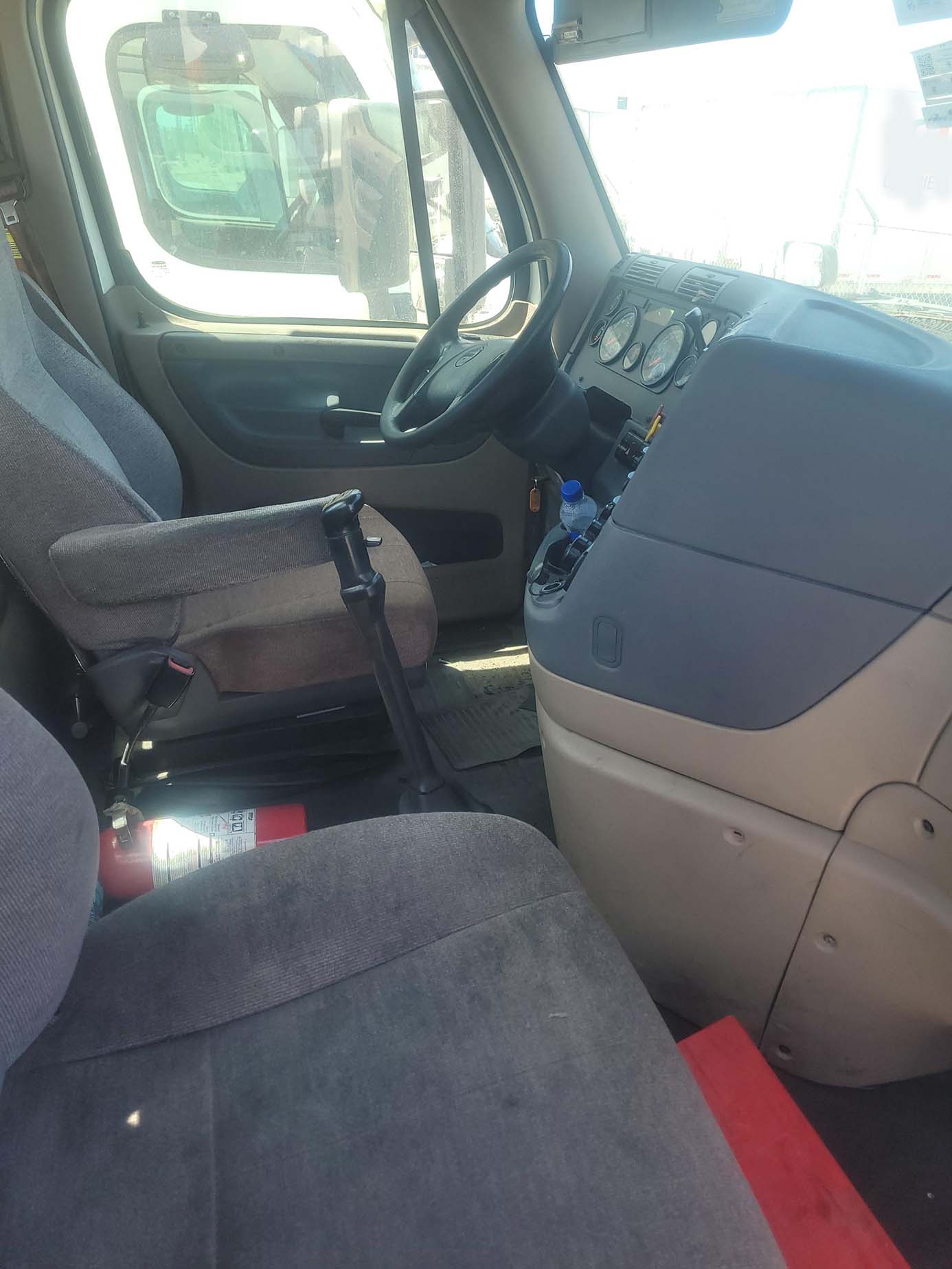 2017 Freightliner Cascadia (215) - Image 2