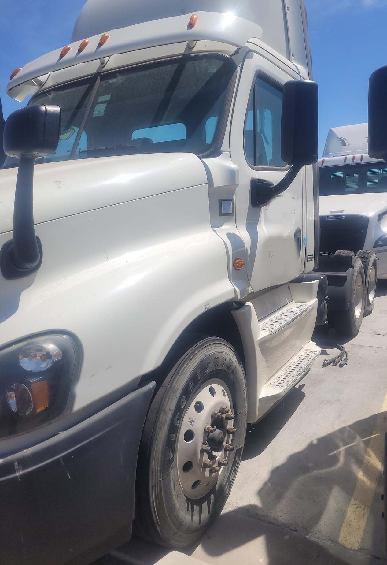 2017 Freightliner Cascadia (215) - Image 4