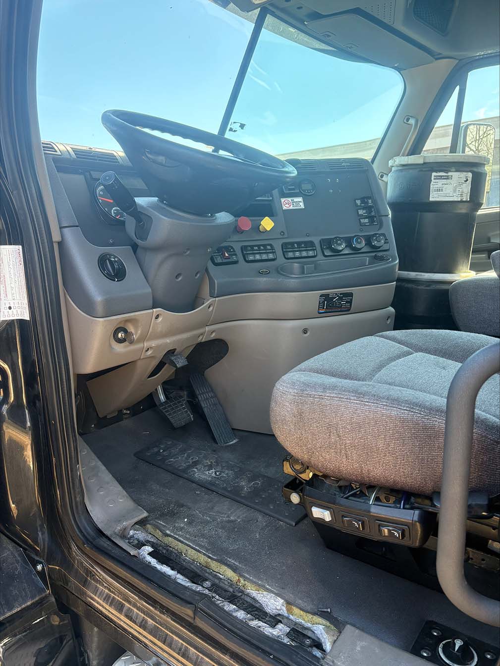 2017 Freightliner Cascadia (290) - Image 4