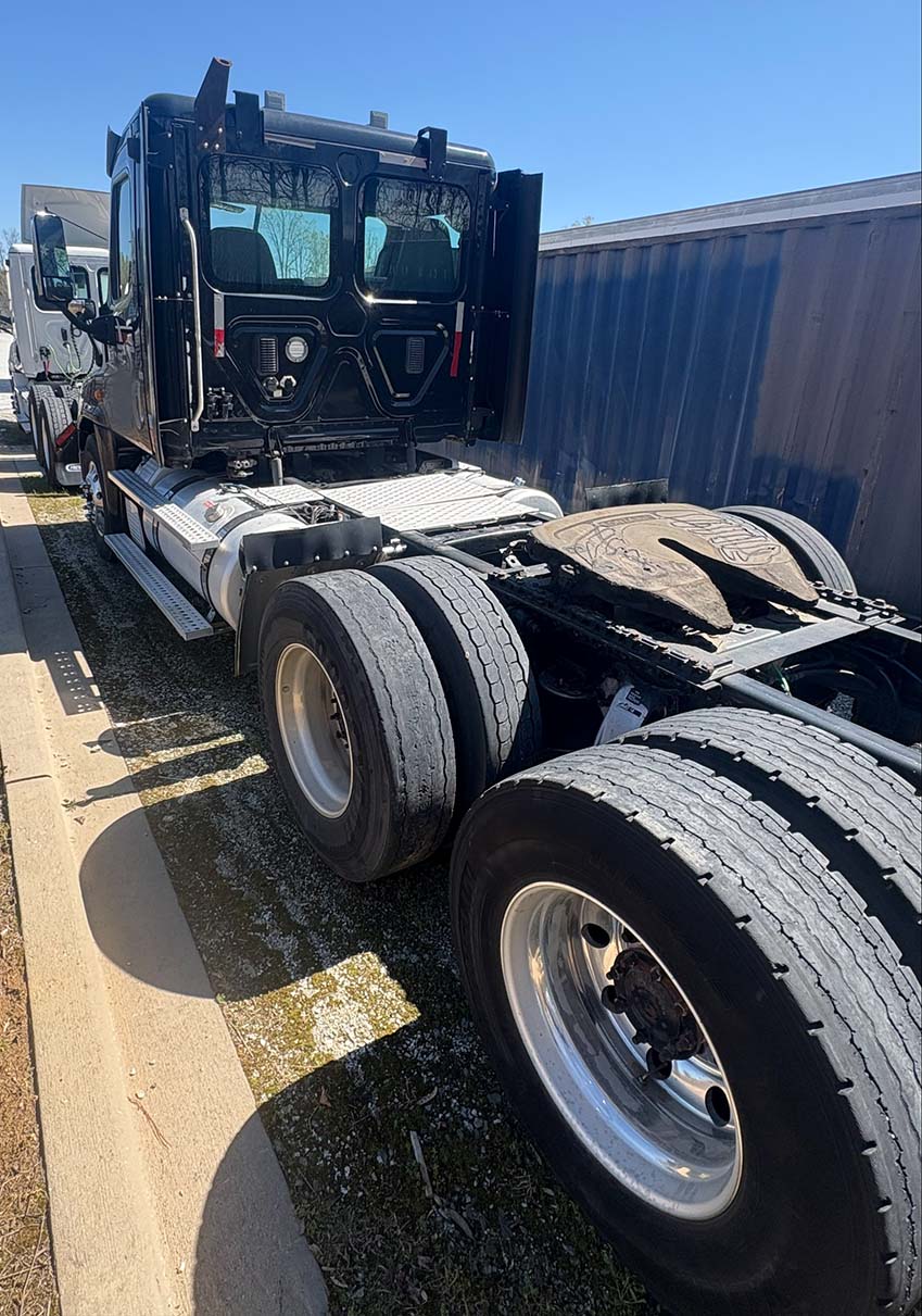 2017 Freightliner Cascadia (290) - Image 5