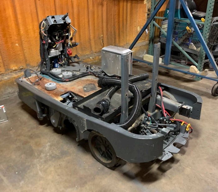 2020 Tennant T17 Industrial Ride on Floor Scrubber - Image 2