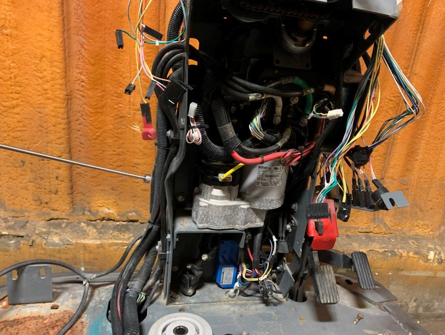 2020 Tennant T17 Industrial Ride on Floor Scrubber - Image 32