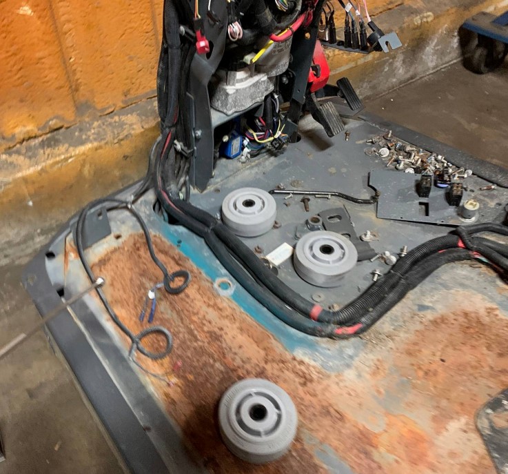 2020 Tennant T17 Industrial Ride on Floor Scrubber - Image 31