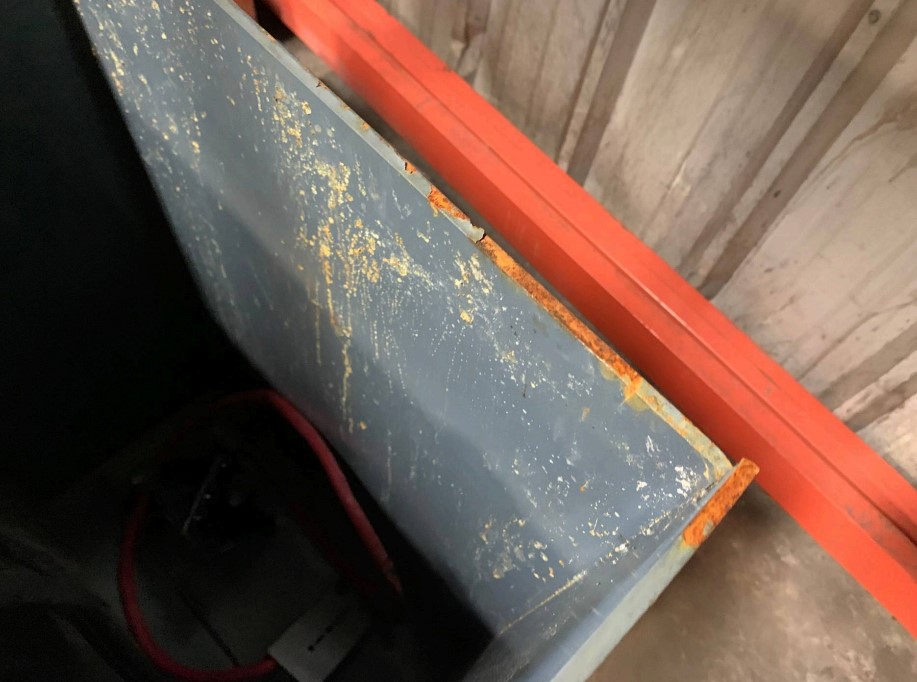 2020 Tennant T17 Industrial Ride on Floor Scrubber - Image 29