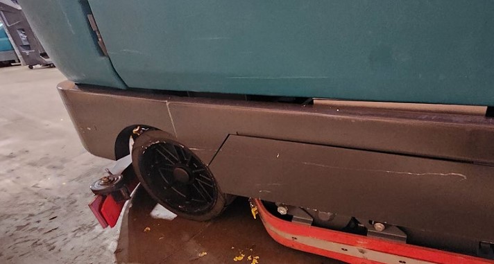 2020 Tennant T17 Industrial Ride on Floor Scrubber - Image 15